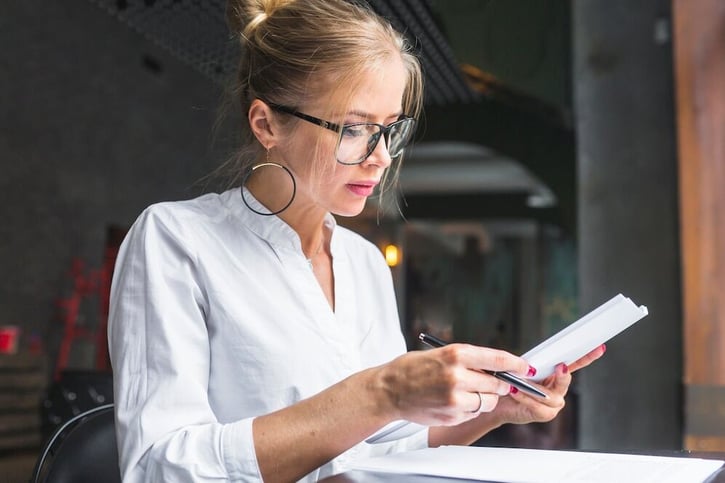 Dienstvereinbarung auf dem Schreibtisch eines Mitarbeiters