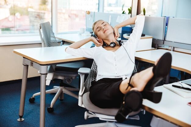 Bild eines entspannten Mitarbeiters am Arbeitsplatz 