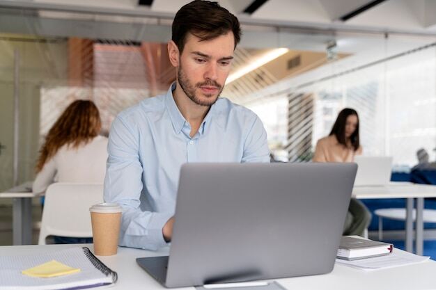 Arbeitnehmer überprüft Sollarbeitszeit auf seiner digitalen Zeiterfassung 