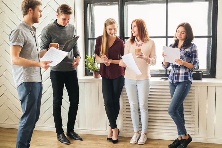 Gruppe von Bewerbern nimmt an einem Eignungstest im Büro teil