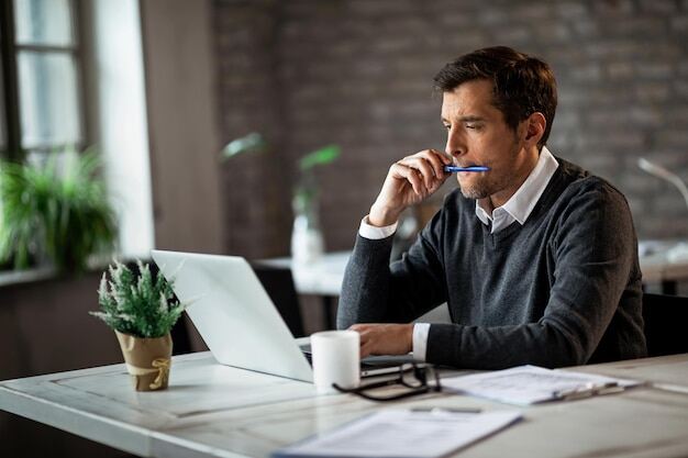 Mitarbeiter liest eine Tätigkeitsbeschreibung im Büro