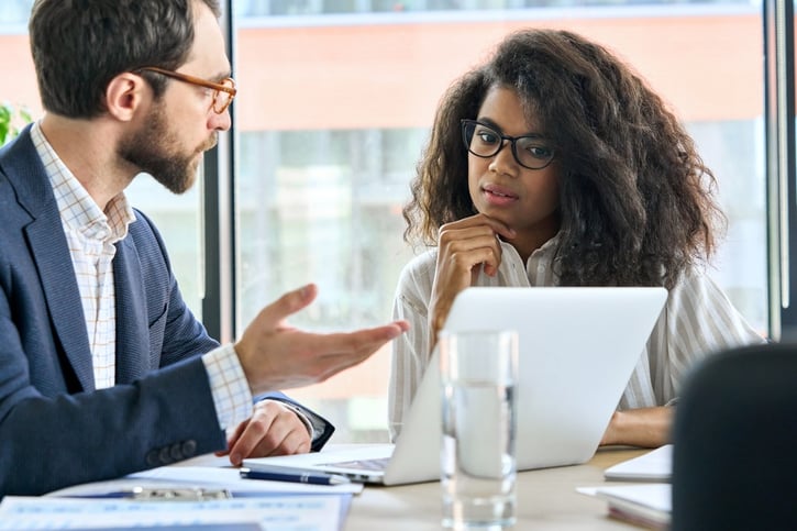 Empleados en una reunión revisando los resultados de un proceso de feedback 360.