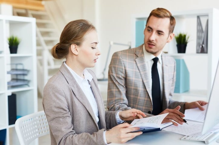 Vertragsverhandlung im Büro zwischen Arbeitgeber und Mitarbeiter.