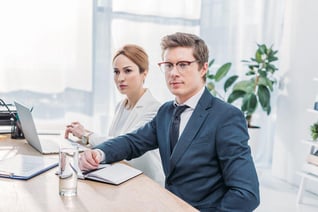 Reunión de equipo en una oficina revisando la política de uso del coche de empresa.