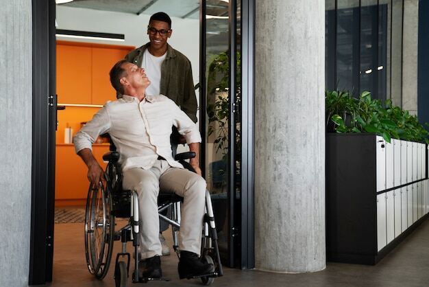 Eingangsbereich mit Rampe im Bürogebäude für Barrierefreiheit