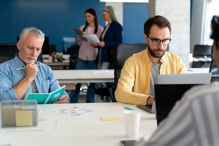 Arbeitgeber analysiert Talentpool im Meetingraum.