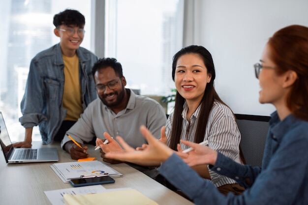 Equipo de trabajo discutiendo cómo implementar job crafting para mejorar su productividad y satisfacción.