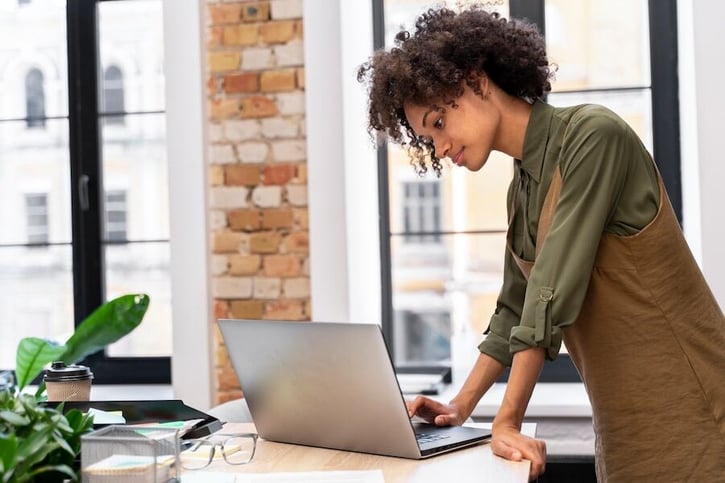 Arbeitnehmerin prüft Sollstunden am Computer