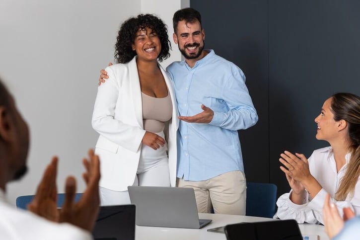 Bild eines Onboarding-Meetings im Büro