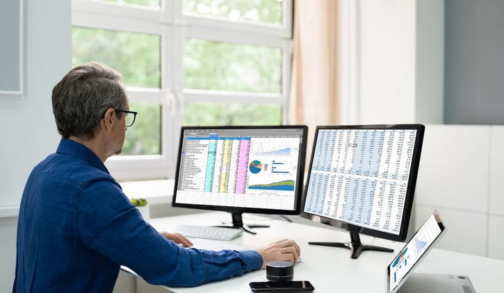 Ein Bildschirm zeigt das Dashboard einer Dienstplanungssoftware, auf dem statistische Daten wie Arbeitsstunden, Überstunden und Mitarbeiterauslastung visualisiert werden.