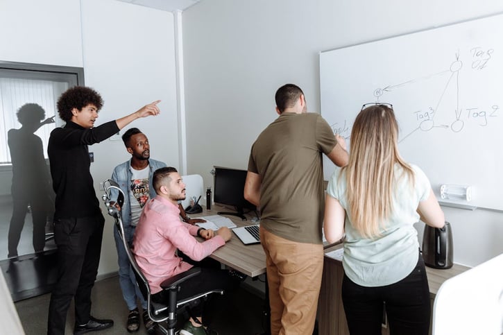 Führungskraft plant asynchrone Arbeitszeiten für ihr Team.