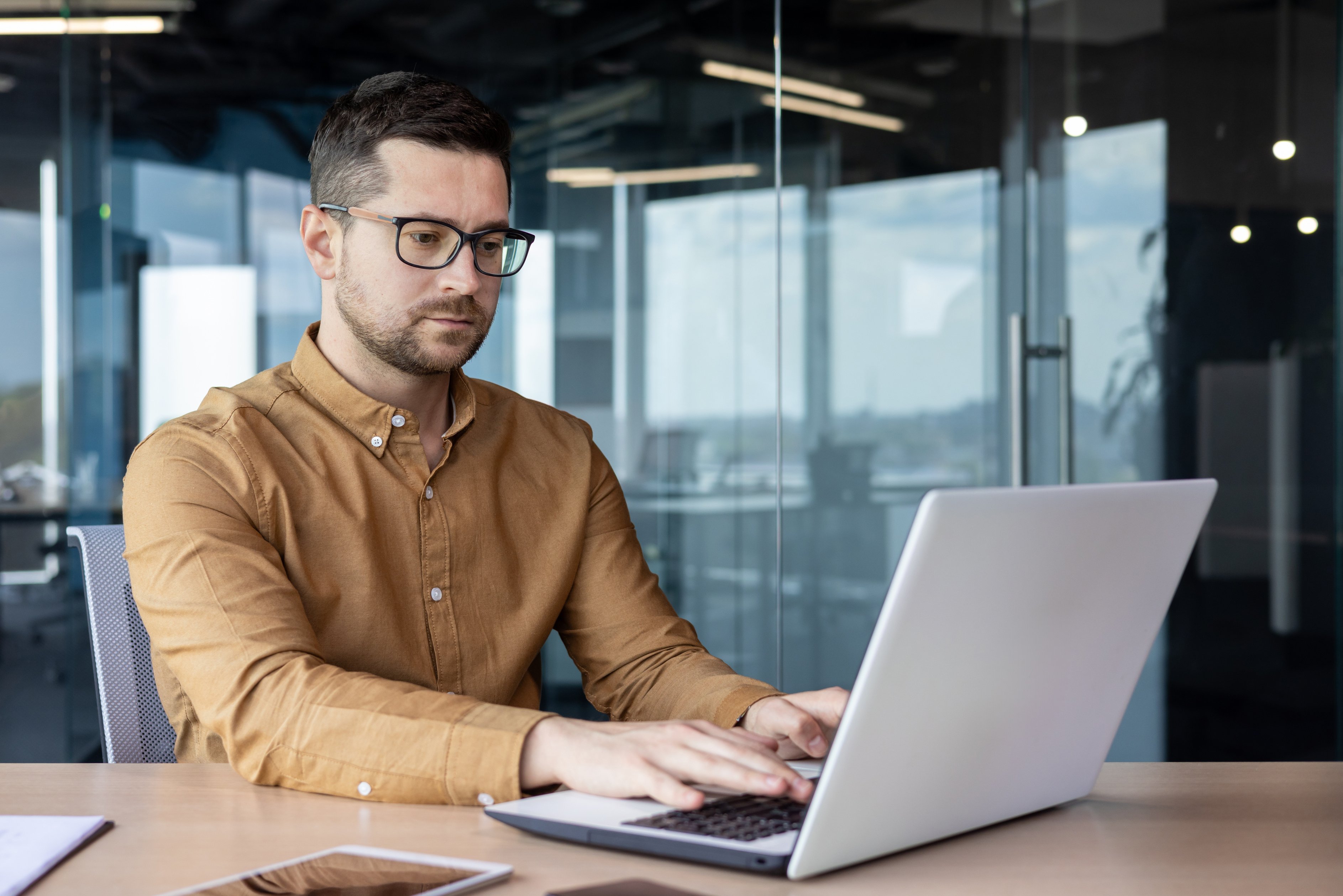 Empleado administrativo trabajando en una oficina pública como personal laboral.