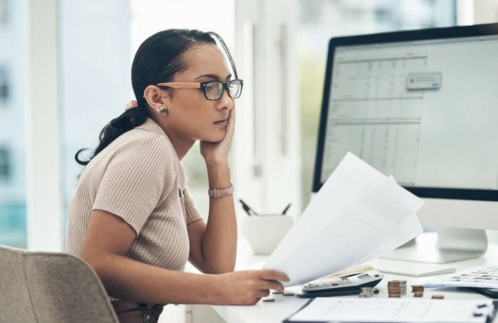 Profesional de RRHH revisando documentos de rescisión de contrato en su escritorio