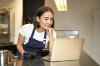 Order recording. Девушка бизнес вверх. Coffee shop Apron. Фото успешной женщины кофе. A woman Walking wearing an Apron.