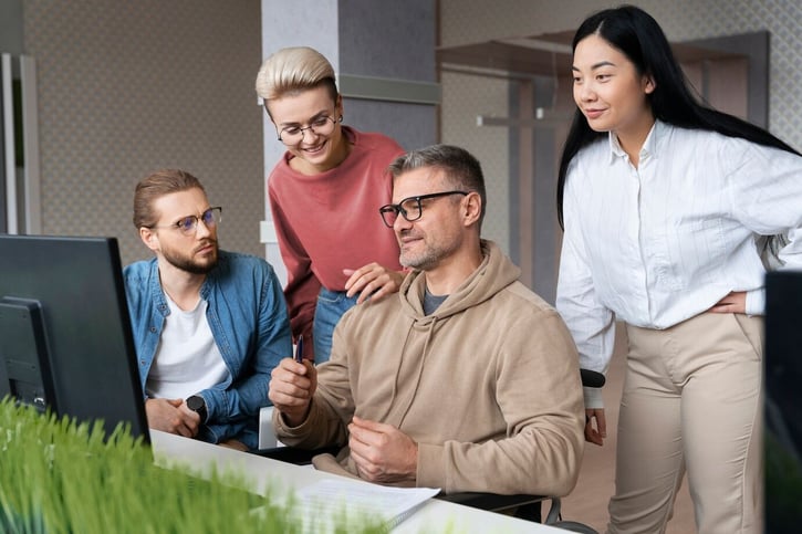 Mitarbeiter in einer holokratischen Organisation bei der Arbeit