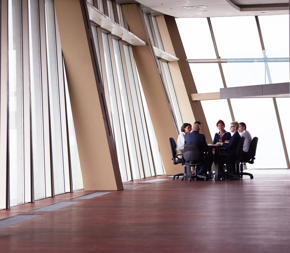 C-Suite Diskussionsrunde auf einer Unternehmenskonferenz.