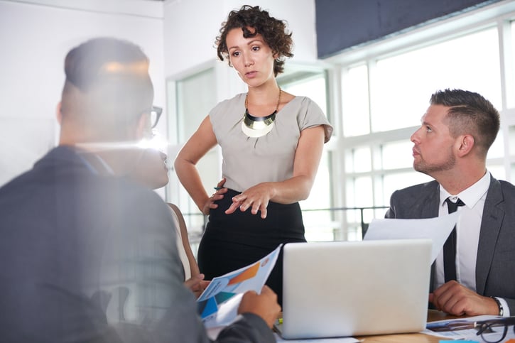 Beratungsgespräch: Mitarbeiter besprechen einen Rahmendienstplan im Büro