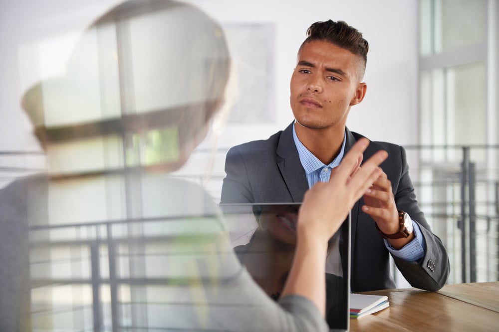 Mitarbeiter bespricht Karriereziele im One-on-One Meeting