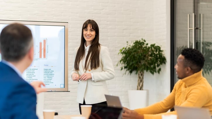 Brand Ambassador präsentiert auf einer Unternehmenskonferenz