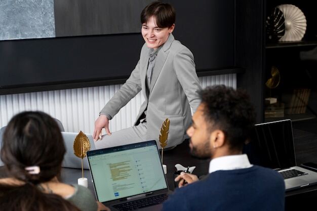 Pest Analyse:  Präsentation auf dem Laptop eines Mitarbeiters