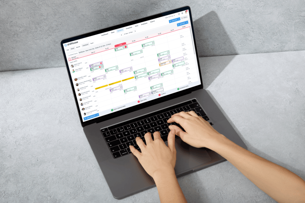  planovo: Ein Bildschirm mit einer Software zur Dienstplanung, der einen detaillierten Monatsplan mit eingetragenen Schichten und Pausen für verschiedene Mitarbeiter anzeigt.