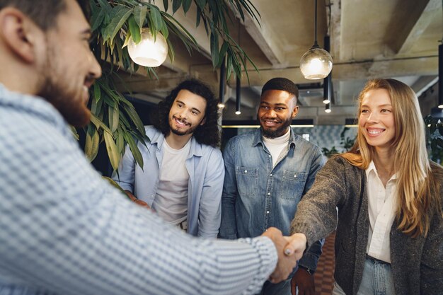 Team verabschiedet sich von einem Kollegen nach einem Offboarding-Meeting