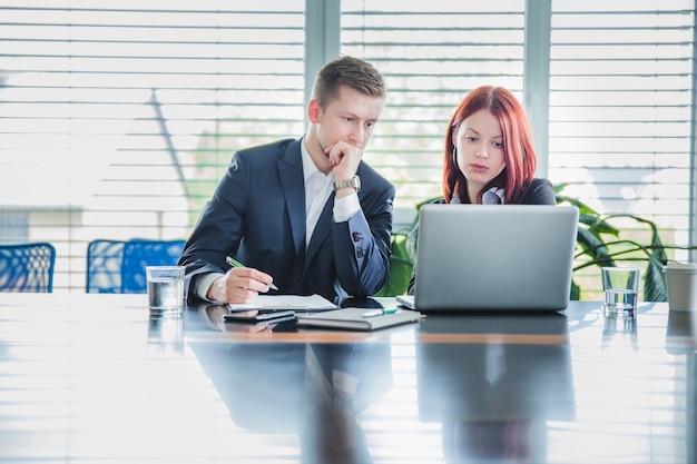 empleados revisando la lista de enfermedades permanentes en la oficina