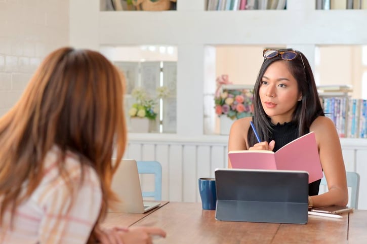 Profesional de recursos humanos realizando una entrevista de salida a un empleado.