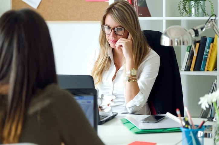 Führungskraft im Quartalsgespräch mit Mitarbeiter im Büro